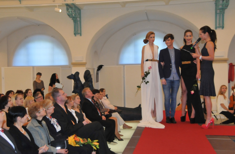 MissDoležalová a návrhář a student Ulver se děkují zaplněné galerii